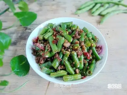 Meat and pepper and beans