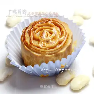White bean pine beef mooncake