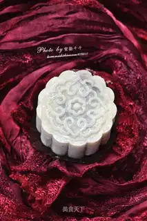 Cranberry ice-cream mooncake