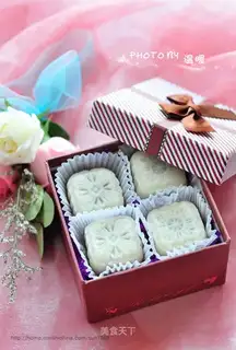 Red cranberry ice-cream mooncake