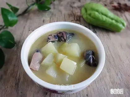 The chicken leg boils the flail