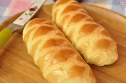 Olive-shaped souffle bread