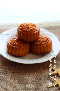 The egg yolk mooncake