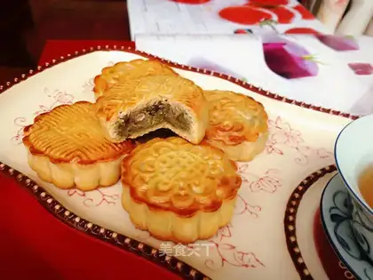 A wide-range tea and red bean moon cake