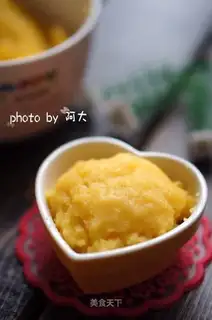 A yellow milk pie