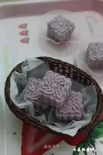 Chestnut ice cream mooncake