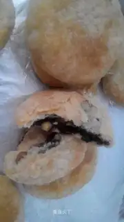 Pelican sesame mooncake