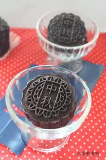 Chocolate green bean mooncake