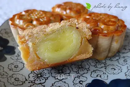 A wide moon cake