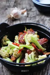 A pot of casserole