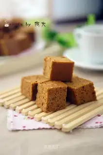 Red sugar date sponge cake