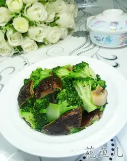 Fry mushrooms and broccoli
