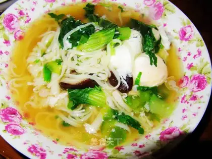 Chicken soup mushroom noodles