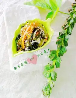 Golden mushrooms mixed with seaweed