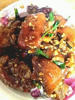 Garlic red burning pigs' feet