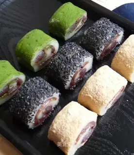 Donkey rolls
