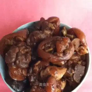 Flaming pigs' feet with mushrooms