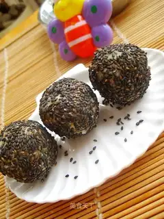 A melon cheese sesame ball
