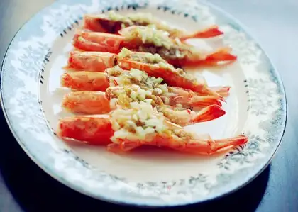 Garlic on the open side steams shrimp