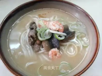 Shrimp noodles with sauerkraut head