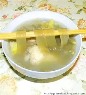 Sichuan vermicelli and mung bean chicken wings soup