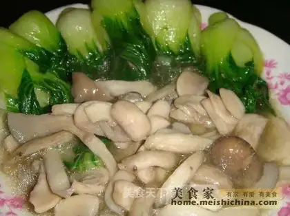 Stewed Double Mushrooms with Vegetable Heart