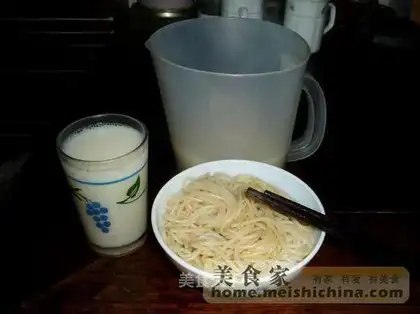 Rice noodles with cold salad