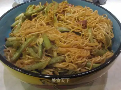 Braised noodles with minced pork and beans