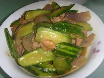 Stir fried pork slices with loofah and onion