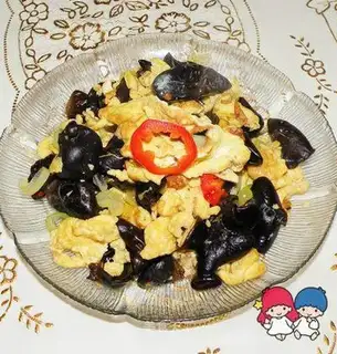 Scrambled eggs with fungus