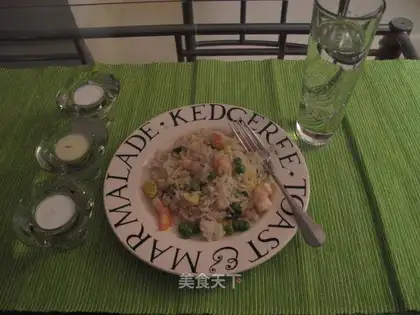 Fried rice with garlic, shrimp and egg