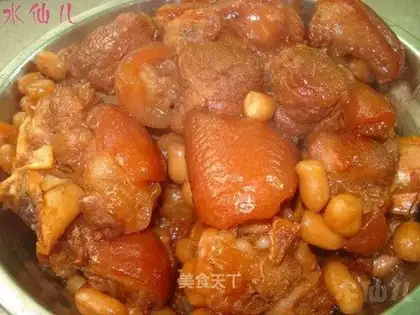 Braised pork knuckles with peanuts in rice wine