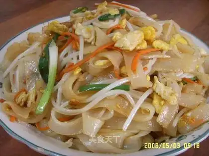 stir-fried rice noodle with egg and silver sprouts