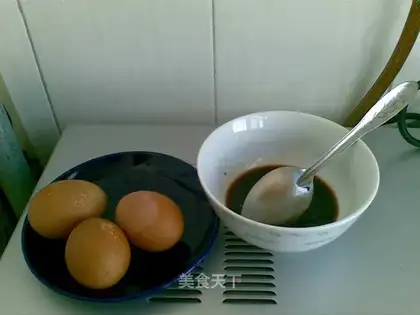 Crab-flavored egg yolk dipped in sauce