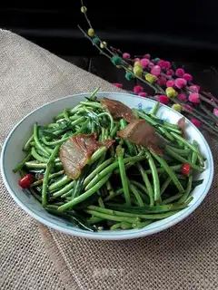 stir-fried bacon with artemisia quinoa