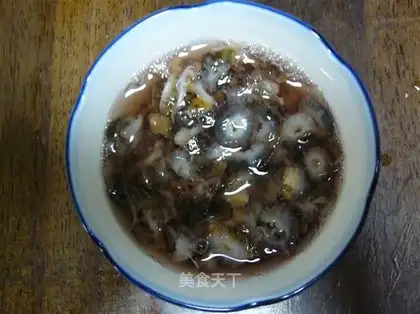 Eat raw live sea cucumber