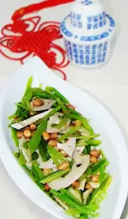 Stir-fried celery, lotus root slices and peanuts