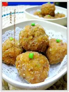 Steamed meatballs with rice noodles