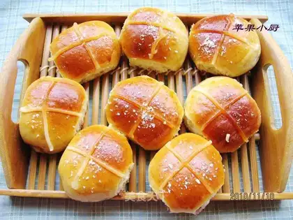 Small steak buns with blueberry sauce