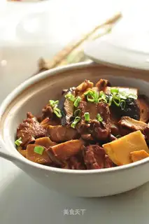 Stewed pork ribs with bamboo shoots and slices