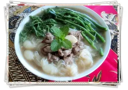 Serve the soup with konjac and gracileiformis