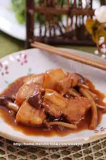Roasted pork with tea tree mushroom