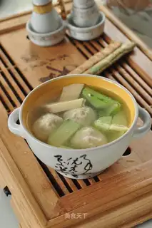 Cucumber and bamboo shoots slices meatball soup