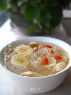 Banana lily and tremella soup