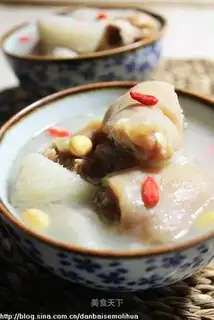 Stewed pork knuckles with yam and soybean
