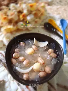 Peanut lily and tremella soup
