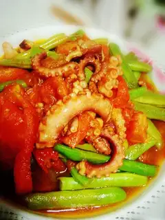 Squid and green beans in tomato sauce