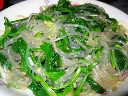 Spinach mixed vermicelli strips
