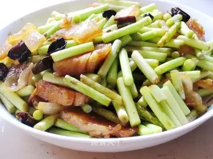 stir-fried bacon with garlic moss