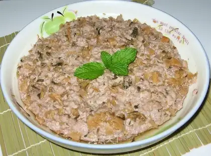 Steamed meat pie with plum vegetables